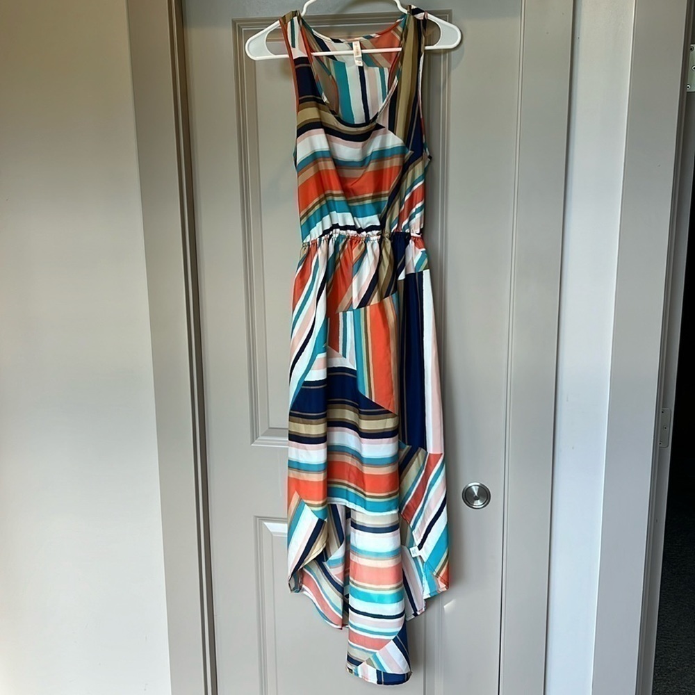 Vacation vibes! Fun geometric pattern dress, high-low hem, women’s sz M
